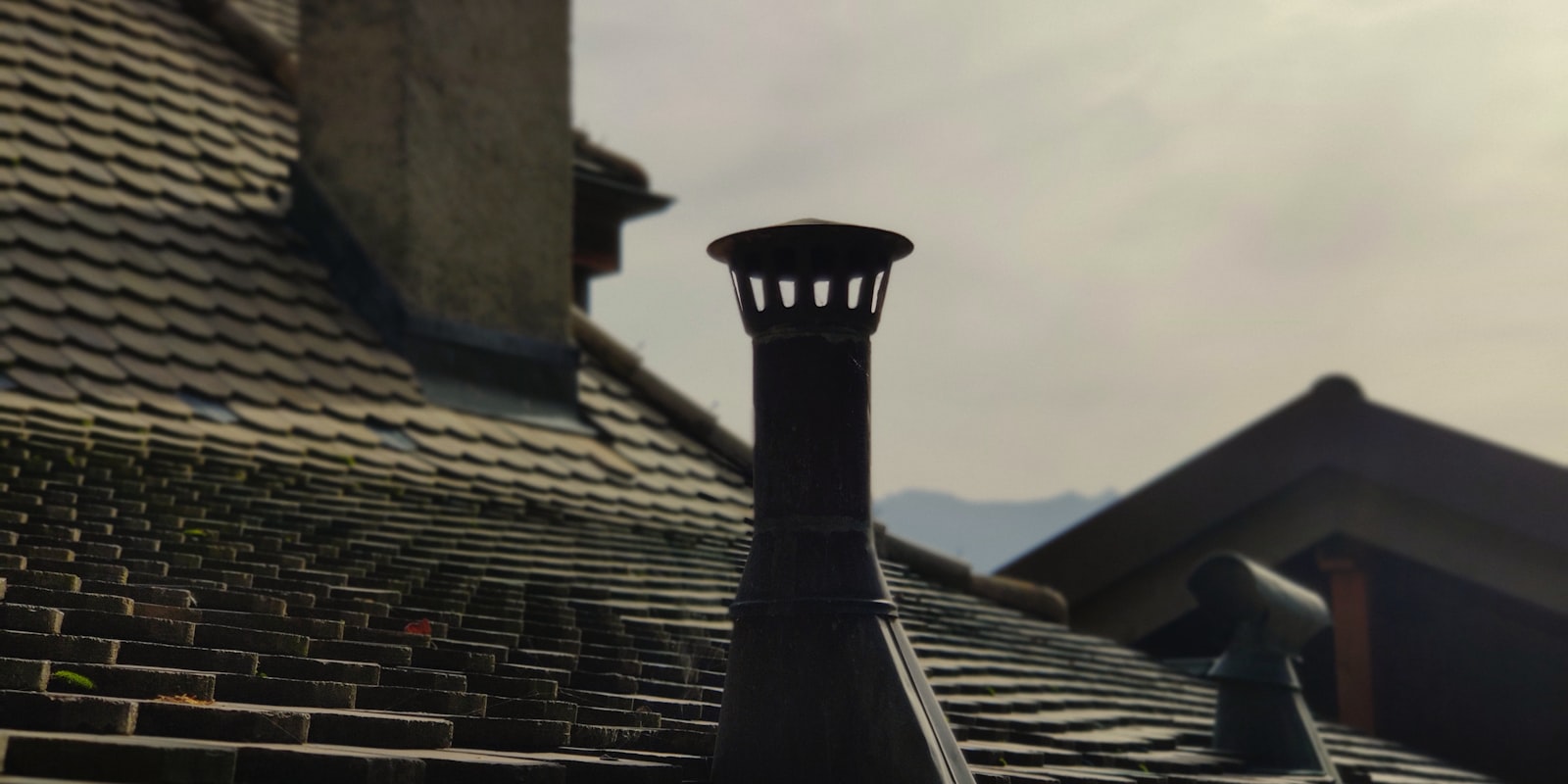 Revizní technik kontroluje komín v domě.